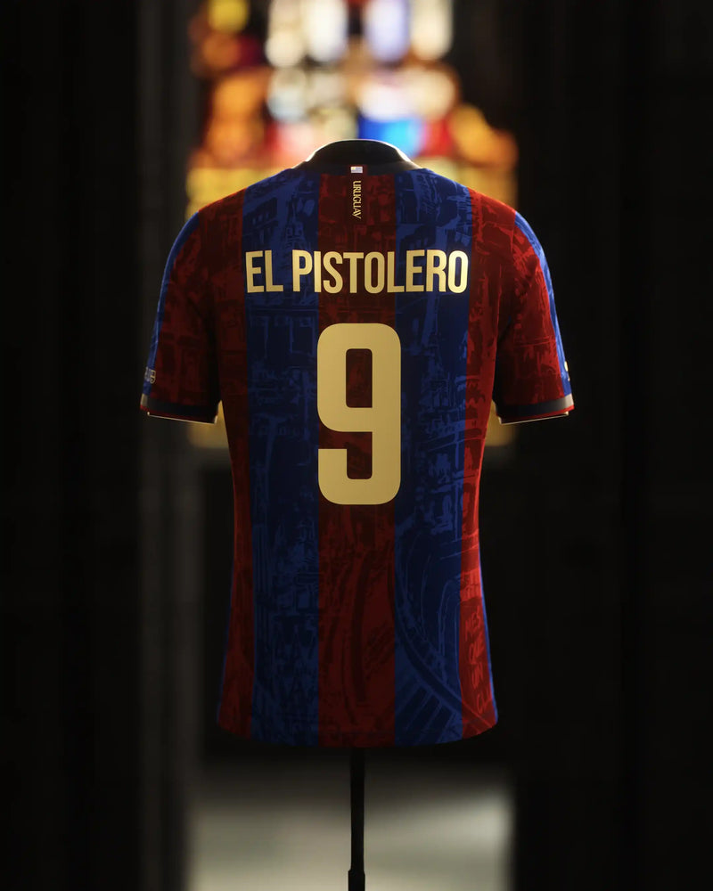Camisa Barcelona El Pistoleiro 2025 - Edição Especial - Suarez - Vermelho e Azul